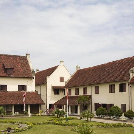 Hotel Astra Novilia Macasar Exterior foto